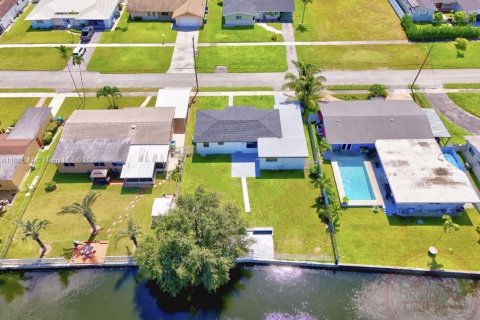 House in Miami, Florida 4 bedrooms, 152.55 sq.m. № 1944411 - photo 5