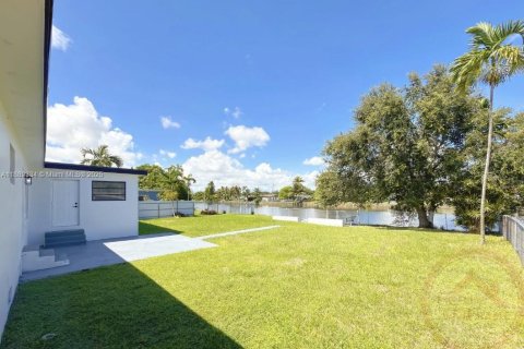 House in Miami, Florida 4 bedrooms, 152.55 sq.m. № 1944411 - photo 9