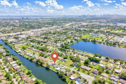 House in Miami, Florida 4 bedrooms, 152.55 sq.m. № 1944411 - photo 3