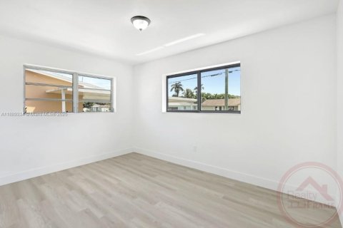 House in Miami, Florida 4 bedrooms, 152.55 sq.m. № 1944411 - photo 14