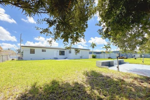 House in Miami, Florida 4 bedrooms, 152.55 sq.m. № 1944411 - photo 8