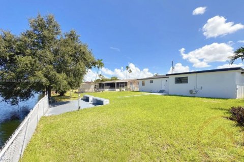 House in Miami, Florida 4 bedrooms, 152.55 sq.m. № 1944411 - photo 7