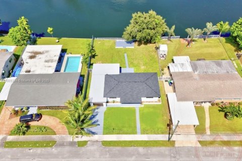 House in Miami, Florida 4 bedrooms, 152.55 sq.m. № 1944411 - photo 4