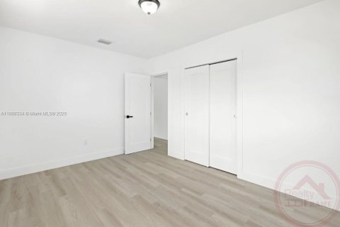 House in Miami, Florida 4 bedrooms, 152.55 sq.m. № 1944411 - photo 15