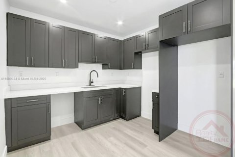House in Miami, Florida 4 bedrooms, 152.55 sq.m. № 1944411 - photo 13