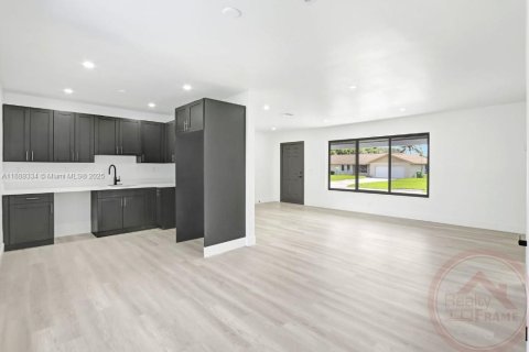 House in Miami, Florida 4 bedrooms, 152.55 sq.m. № 1944411 - photo 12