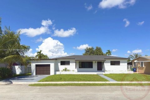 House in Miami, Florida 4 bedrooms, 152.55 sq.m. № 1944411 - photo 1