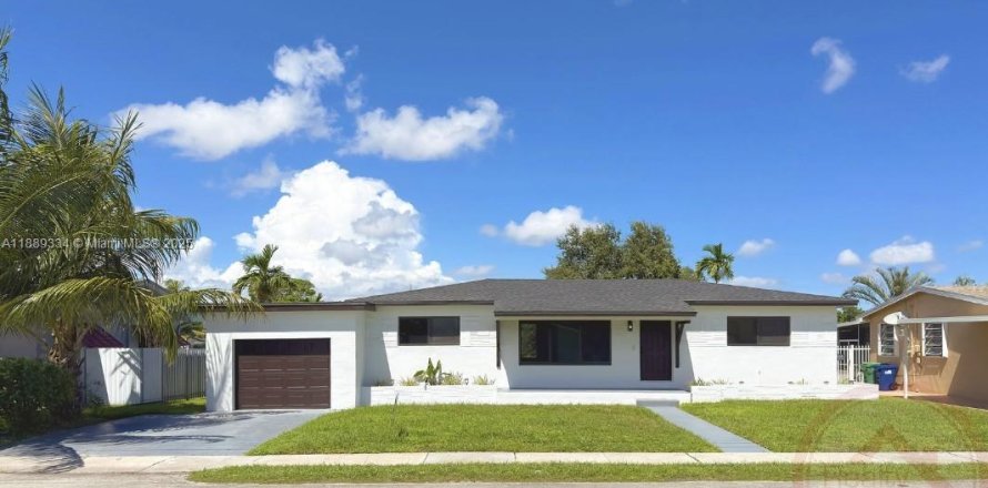 House in Miami, Florida 4 bedrooms, 152.55 sq.m. № 1944411