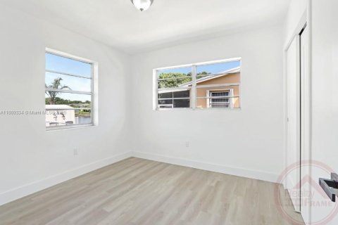 House in Miami, Florida 4 bedrooms, 152.55 sq.m. № 1944411 - photo 17