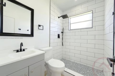 House in Miami, Florida 4 bedrooms, 152.55 sq.m. № 1944411 - photo 18
