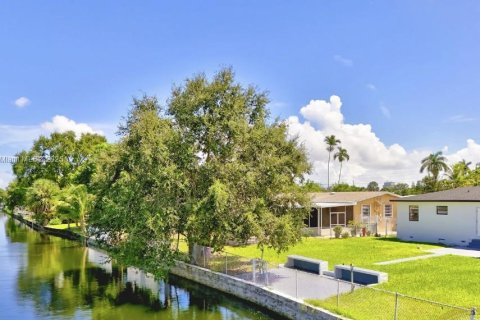 House in Miami, Florida 4 bedrooms, 152.55 sq.m. № 1944411 - photo 6