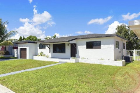 House in Miami, Florida 4 bedrooms, 152.55 sq.m. № 1944411 - photo 2