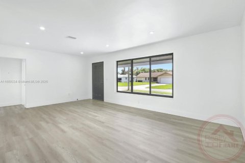 House in Miami, Florida 4 bedrooms, 152.55 sq.m. № 1944411 - photo 11