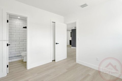 House in Miami, Florida 4 bedrooms, 152.55 sq.m. № 1944411 - photo 20