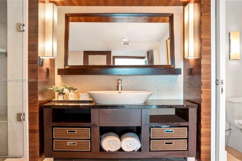 Condo in Miami Beach, Florida, 1 bedroom  № 2023078 - photo 18