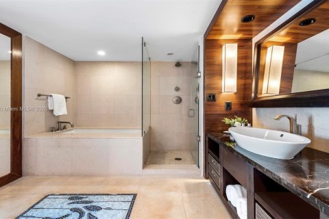 Condo in Miami Beach, Florida, 1 bedroom  № 2023078 - photo 16