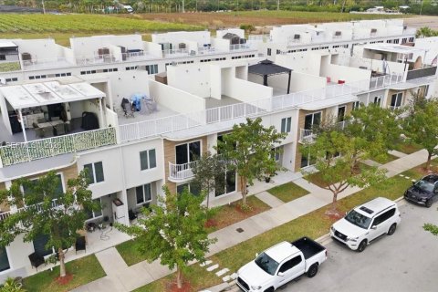 Touwnhouse à vendre à Homestead, Floride: 4 chambres, 129.88 m2 № 2001273 - photo 2