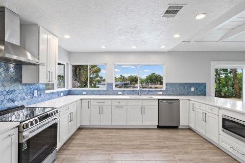 House in Saint Pete Beach, Florida 2 bedrooms, 149.57 sq.m. № 2414905 - photo 7