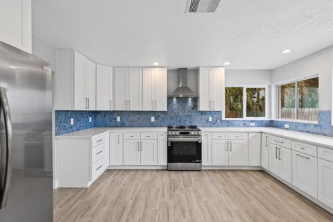 House in Saint Pete Beach, Florida 2 bedrooms, 149.57 sq.m. № 2414905 - photo 8