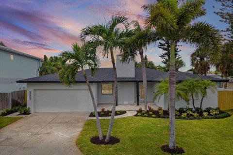 House in Saint Pete Beach, Florida 2 bedrooms, 149.57 sq.m. № 2414905