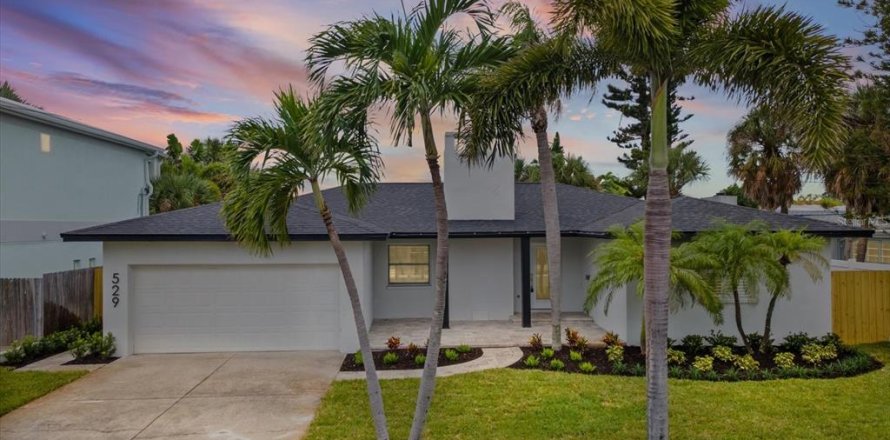 House in Saint Pete Beach, Florida 2 bedrooms, 149.57 sq.m. № 2414905