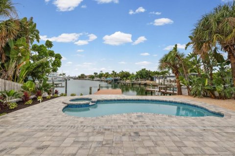 House in Saint Pete Beach, Florida 2 bedrooms, 149.57 sq.m. № 2414905 - photo 2