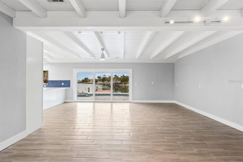 House in Saint Pete Beach, Florida 2 bedrooms, 149.57 sq.m. № 2414905 - photo 3