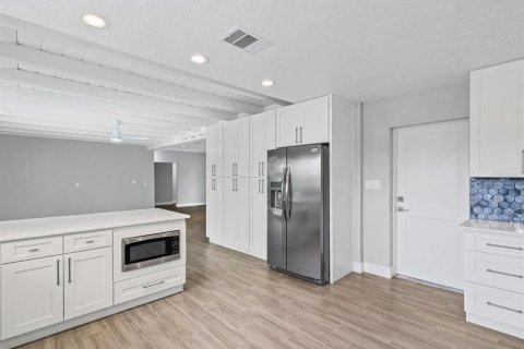House in Saint Pete Beach, Florida 2 bedrooms, 149.57 sq.m. № 2414905 - photo 12