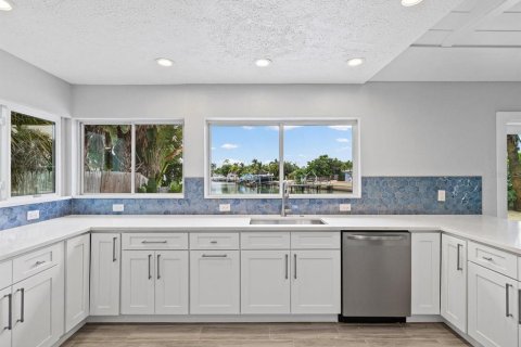 House in Saint Pete Beach, Florida 2 bedrooms, 149.57 sq.m. № 2414905 - photo 11