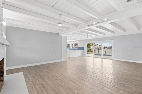 House in Saint Pete Beach, Florida 2 bedrooms, 149.57 sq.m. № 2414905 - photo 5