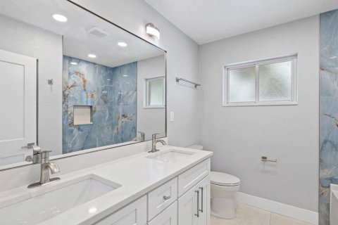 House in Saint Pete Beach, Florida 2 bedrooms, 149.57 sq.m. № 2414905 - photo 17