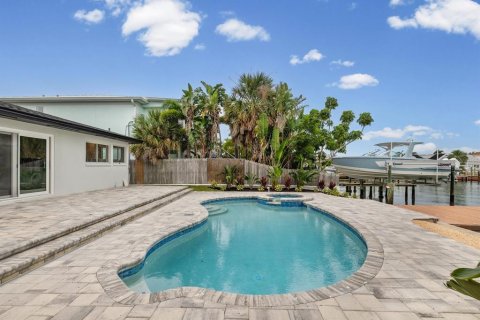 House in Saint Pete Beach, Florida 2 bedrooms, 149.57 sq.m. № 2414905 - photo 29