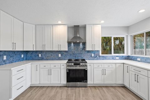 House in Saint Pete Beach, Florida 2 bedrooms, 149.57 sq.m. № 2414905 - photo 10