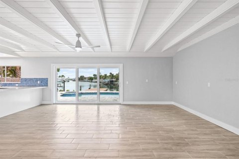 House in Saint Pete Beach, Florida 2 bedrooms, 149.57 sq.m. № 2414905 - photo 9