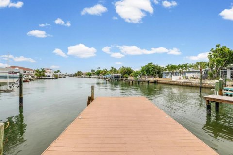 House in Saint Pete Beach, Florida 2 bedrooms, 149.57 sq.m. № 2414905 - photo 27