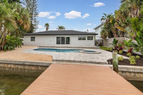 House in Saint Pete Beach, Florida 2 bedrooms, 149.57 sq.m. № 2414905 - photo 28