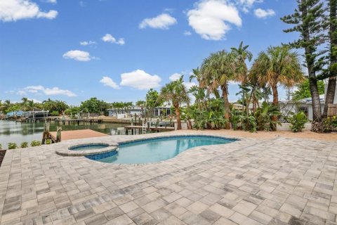 House in Saint Pete Beach, Florida 2 bedrooms, 149.57 sq.m. № 2414905 - photo 26