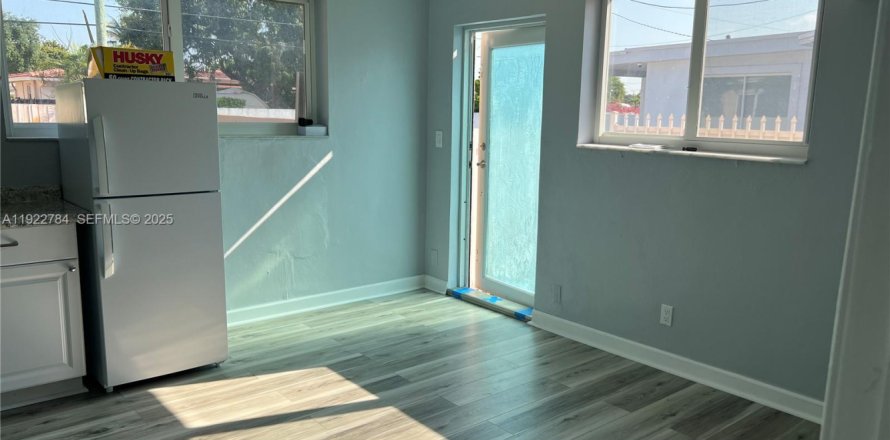 Коммерческая недвижимость в Хайалиа, Флорида 1 спальня, 33.44м2 № 1976534