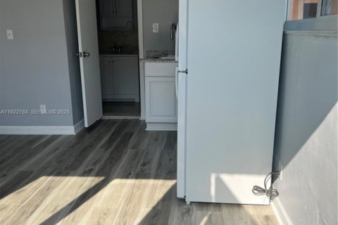 Снять в аренду коммерческую недвижимость в Хайалиа, Флорида 1 спальня, 33.44м2, № 1976534 - фото 3