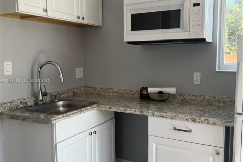 Снять в аренду коммерческую недвижимость в Хайалиа, Флорида 1 спальня, 33.44м2, № 1976534 - фото 6