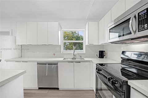 House in Fort Lauderdale, Florida 3 bedrooms, 108.7 sq.m. № 2172465 - photo 15
