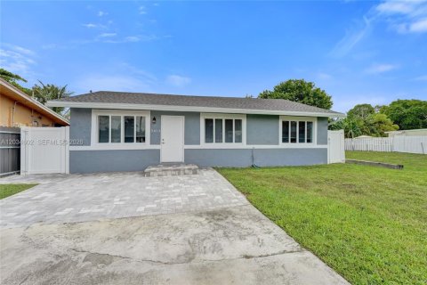 House in Fort Lauderdale, Florida 3 bedrooms, 108.7 sq.m. № 2172465 - photo 2