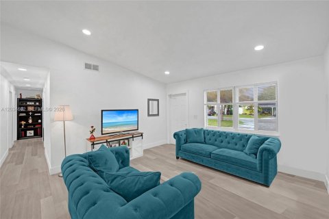 House in Fort Lauderdale, Florida 3 bedrooms, 108.7 sq.m. № 2172465 - photo 6
