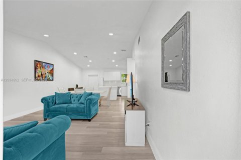 House in Fort Lauderdale, Florida 3 bedrooms, 108.7 sq.m. № 2172465 - photo 5