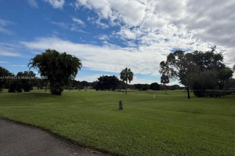 Condo in Pembroke Pines, Florida, 2 bedrooms  № 2012386 - photo 12
