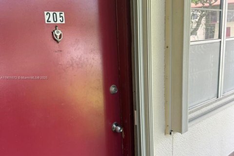 Condo in Pembroke Pines, Florida, 2 bedrooms  № 2012386 - photo 16