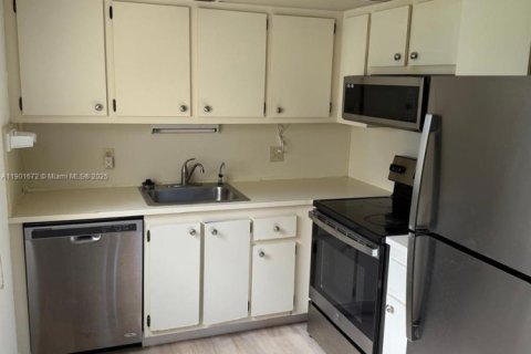 Condo in Pembroke Pines, Florida, 2 bedrooms  № 2012386 - photo 4