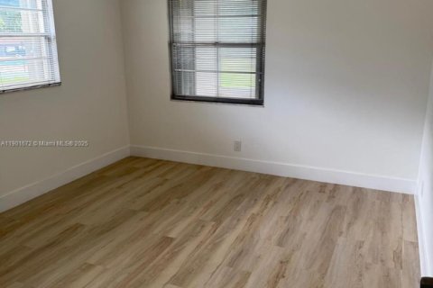 Condo in Pembroke Pines, Florida, 2 bedrooms  № 2012386 - photo 7