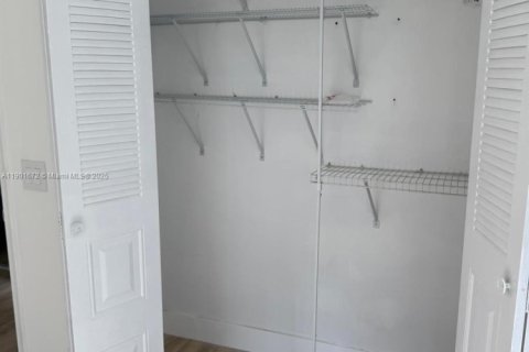 Condo in Pembroke Pines, Florida, 2 bedrooms  № 2012386 - photo 8