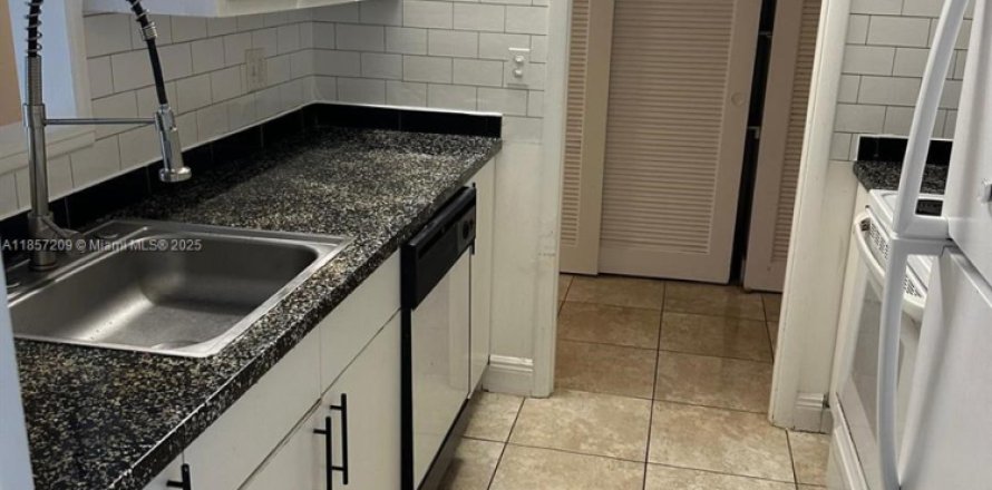 Condominio en Pompano Beach, Florida, 2 dormitorios  № 1881621